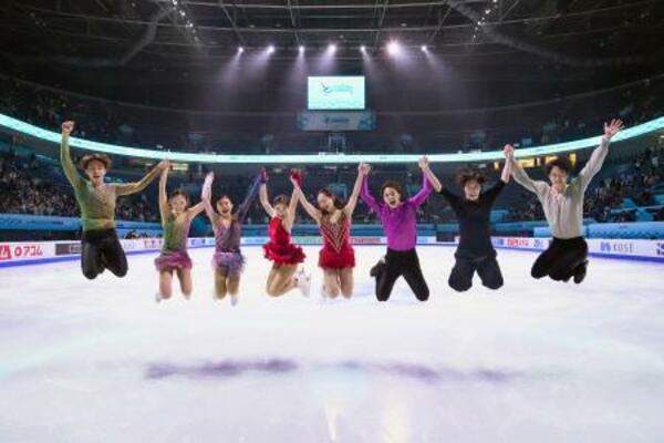 エキシビションを終え、撮影に応じる(左から)森口澄士、長岡柚奈、千葉百音、中井亜美、青木祐奈、友野一希、三浦佳生、山本草太=北京(共同)