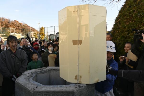記念碑内から引き出されたタイムカプセル