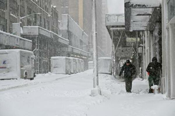 大雪に見舞われたニューヨーク・マンハッタン=23日(共同)