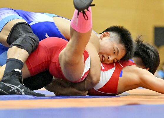 レスリング男子個人60キロ級決勝　足大付の与那城（上）がバックを奪う＝佐賀県の嬉野市中央体育館