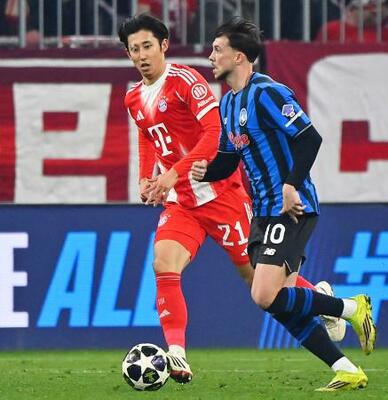 　アタランタ戦に出場したバイエルン・ミュンヘンの伊藤（左）＝ミュンヘン（共同）