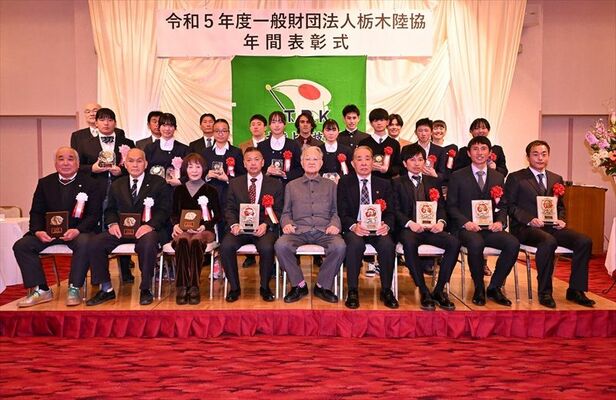 栃木陸上競技協会年間表彰の各賞受賞者ら＝宇都宮市内