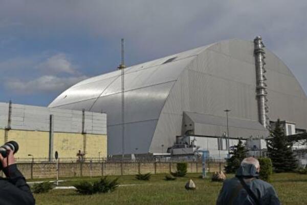 　チョルノービリ原発を覆うシェルター＝２３日、ウクライナ北部（共同）