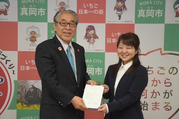 地域おこし協力隊員を委嘱された津守さん（右）と石坂市長