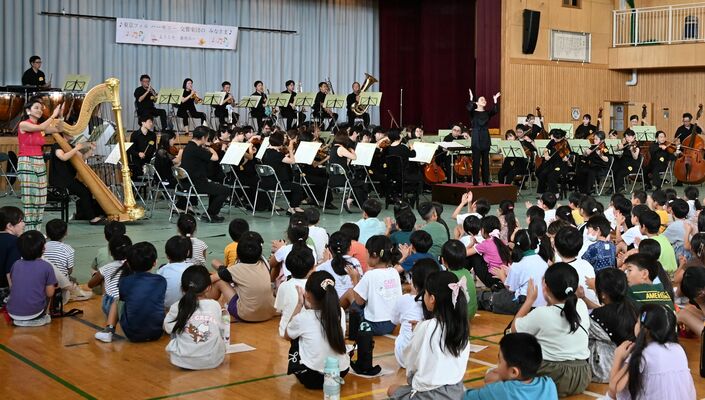 雀宮中央小で演奏を披露する東京フィルハーモニー交響楽団