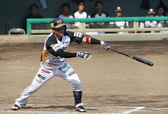 ６回、栃木ＧＢの田代が右前に適時打を放つ＝矢板市のシステム興産スタジアム