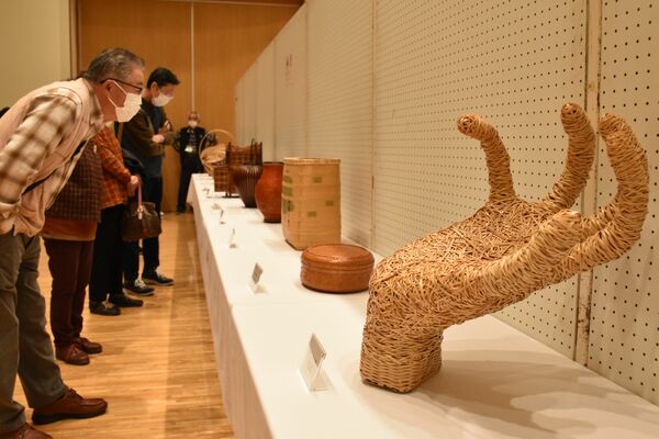 92点が展示されている全国竹芸展