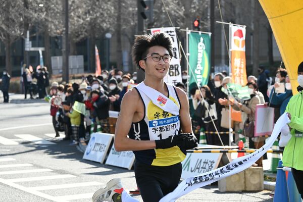 復路優勝のゴールテープを切る宇都宮Ａのアンカー亀井