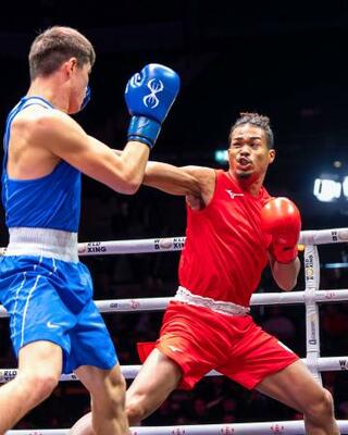 　ボクシングの世界選手権男子７０キロ級決勝でパンチを放つ岡沢セオン（右）＝リバプール（（Ｃ）Ｗｏｒｌｄ　Ｂｏｘｉｎｇ＃ＷＢＣＬｉｖｅｒｐｏｏｌ２０２５）