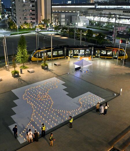 約３００個の行灯で形作られた能登半島のシルエット＝16日午後７時、宇都宮市宮みらい