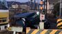 東武伊勢崎線の特急と衝突した車＝25日午後５時10分、足利市福居町
