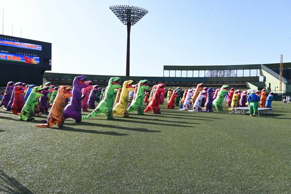 恐竜姿でラジオ体操をする参加者