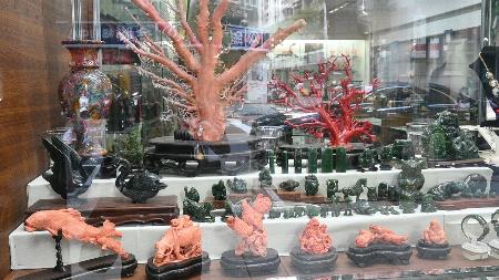 赤サンゴのジュエリーなどが並ぶ台北市内の宝飾品店=9月8日