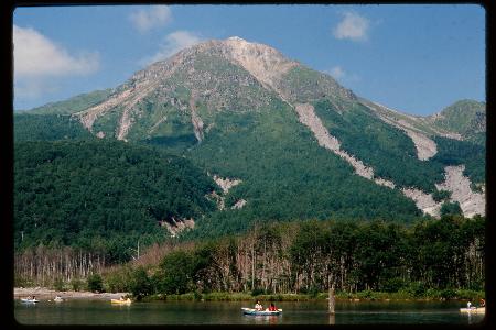 1981年8月、高校1年の夏に初めて訪れた上高地・大正池にて。今ではこれほどボートが浮かぶことはないでしょう。当時はまだ、枯れ木立も多かったですが、次第に倒れて水没していきました。