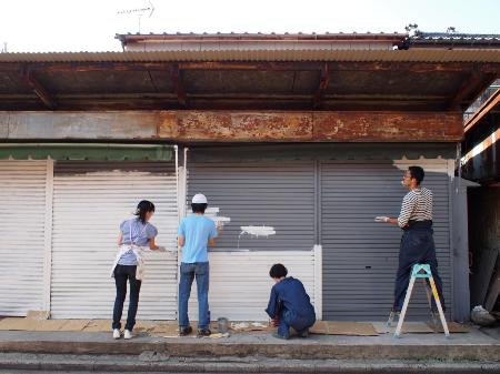　陶芸工房の開業に向けたリフォームの様子。沼垂テラス商店街の三つ目の店舗として２０１２年にオープンした（テラスオフィス提供）