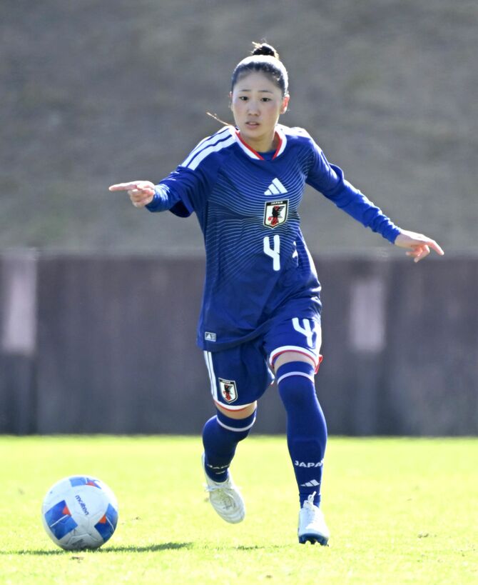 前半12分、仲間に指示を出す足利出身のＤＦ増田＝福島県広野町のＪヴィレッジスタジアム、森田大地撮影