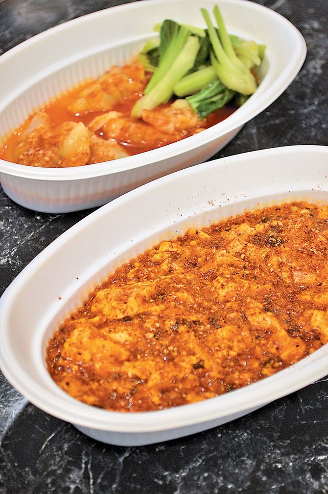 ご飯によく合い、ご飯が進む自慢の麻婆豆腐㊦。四川風水餃子も人気