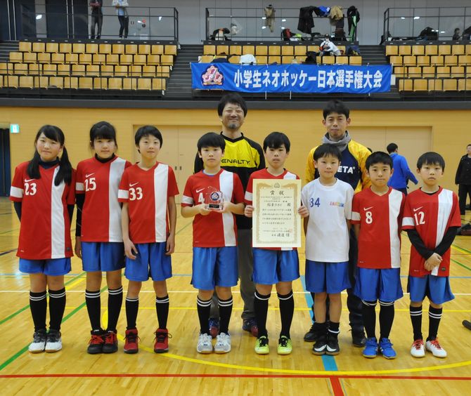 昨年3月、小学生高学年混成の部で優勝したチーム写真。クラブ発足から携わっている柳田監督（後列右側）