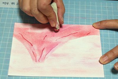 雲や光線などを消しゴムや練り消しゴムなどを使って入れる