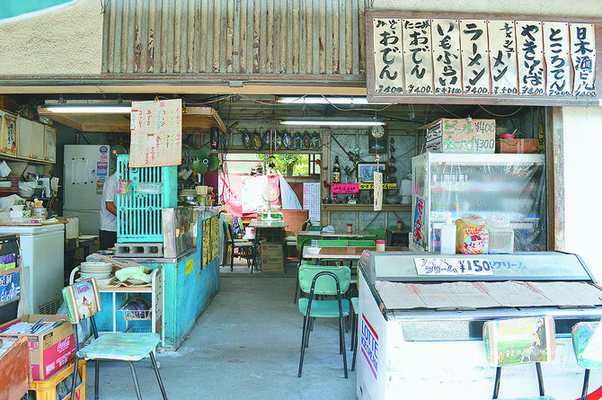 ハトマメや子どものおもちゃが並ぶ店先。七五三のシーズンには宇都宮の石川製菓の千歳あめを販売