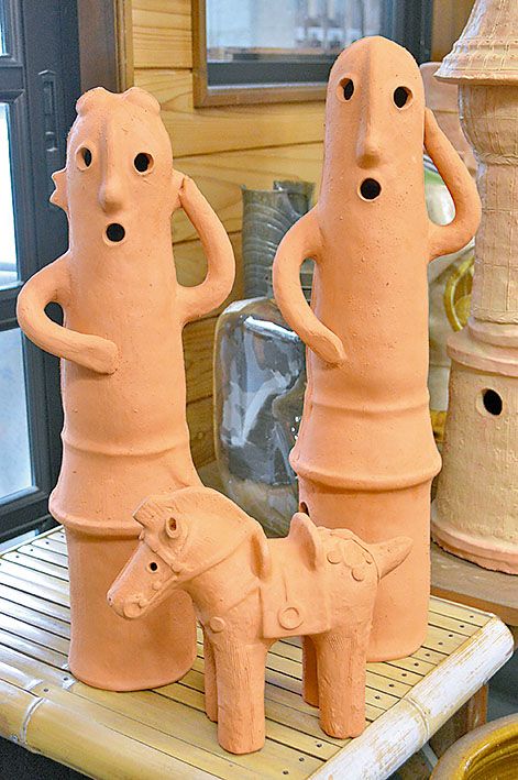 売れ筋の「踊るはにわ」（56㌢、3000円）と「馬」（1800円）