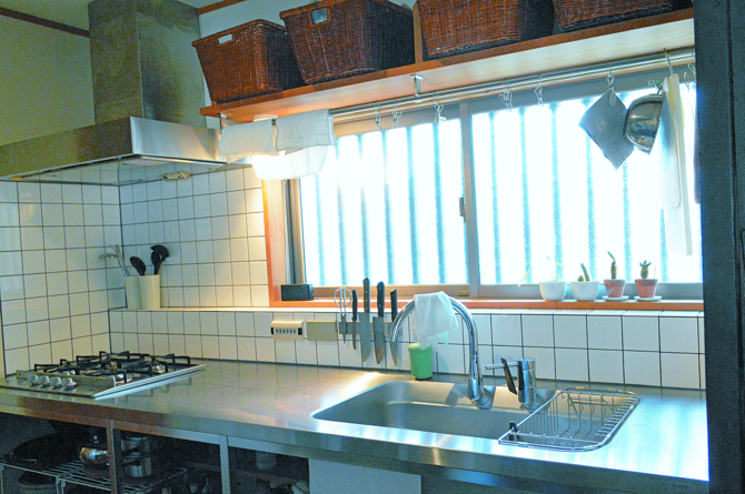 ピカピカのキッチン。料理をしたら、すぐに湯ぶきする〝ちょこちょこ掃除〟を習慣化しましょう