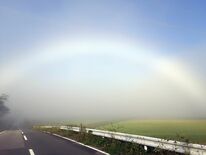 霧の中、白一色の虹　塩谷の手塚さん撮影