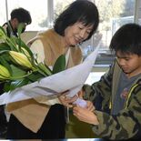 愛を込めてユリの花束を　宇都宮・城山東小で親子手作り体験