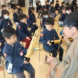 小山・間々田こども園で雅楽演奏会　園児37人が音色楽しむ　「大きな音で…