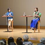 井上咲楽さんが小山でトークショー 紙やデジタル、新聞の魅力語る