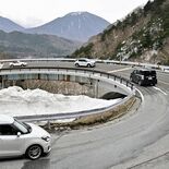 奥日光に待ちわびた春　金精道路が開通　日光側に170台の行列