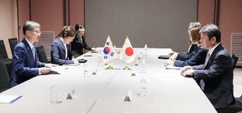 日韓外相、安定的な関係を推進