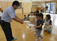 町こども園に 日よけを寄贈