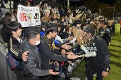 観客増加、チーム後押し