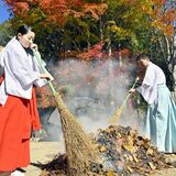 冬がきたから落ち葉たき　紅葉シーズンも終盤へ　日光二荒山神社中宮祠で風物詩