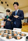 小泉進次郎農相、冷凍すし試食