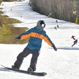 ハンターマウンテンが営業開始　待望の初滑りを満喫　那須塩原のスキー場