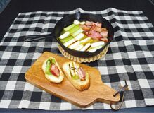 ねぎとベーコンのアヒージョとろとろシャキシャキ！熱々のうちに召し上がれ