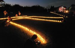 闇夜に浮かぶ幻想的な光　下野・薬師寺跡で「灯明の会」