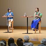 井上咲楽さんが小山でトークショー　紙やデジタル、新聞の魅力語る