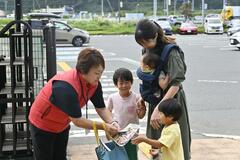 ブランケット配り交通安全呼びかけ