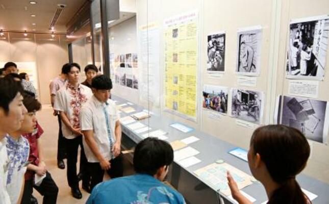 　沖縄県公文書館で研修を受ける琉球銀行の新入行員ら＝１３日午前、沖縄県南風原町