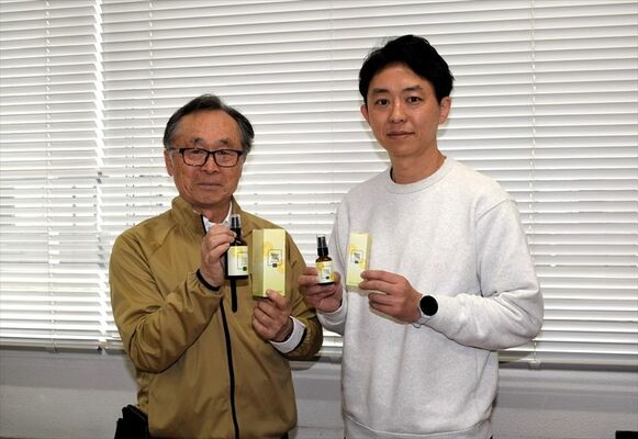 芳香剤「ＭＩＹＡＹＵＺＵ　ＲＯＯＭ　ＳＰＲＡＹ」を持つ床井代表（左）と北本技術専門職員＝25日午前、宇都宮市