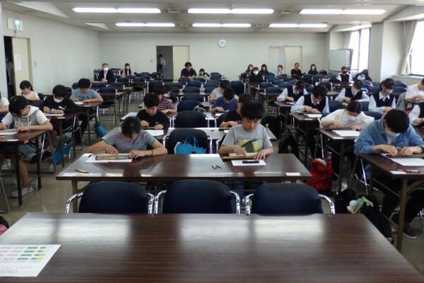 競技に挑む出場者たち