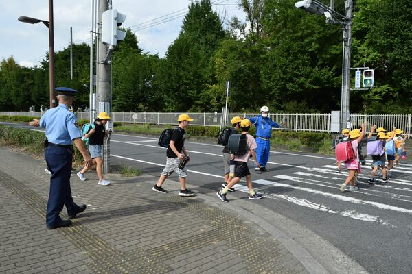矢板署員らが見守る中、下校する矢板市東小の児童たち