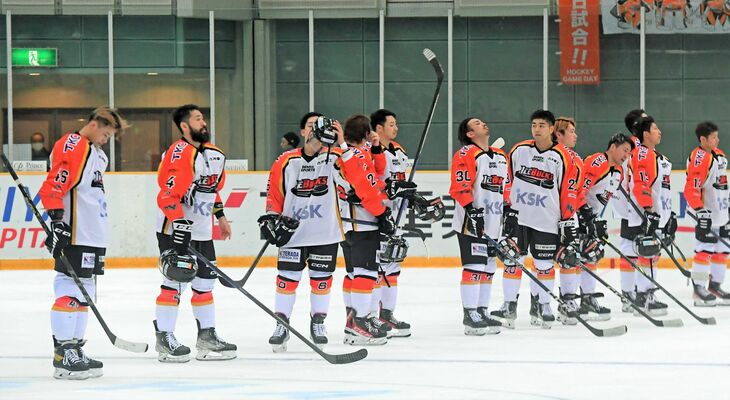 敗戦に肩を落とすバックスの選手たち＝長野市ビッグハット