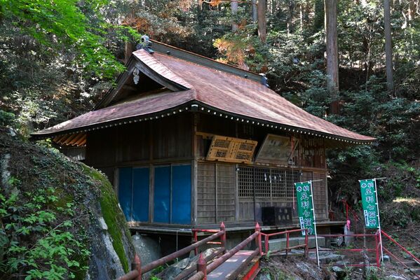 屋根などの修復が完了した名草厳島神社の拝殿。奥には本殿がある