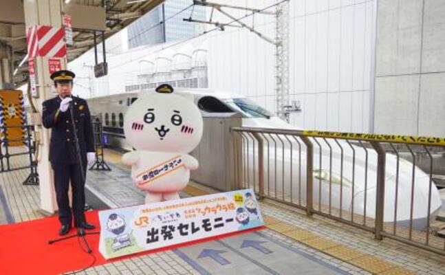 東京駅の一日駅長に就任した「ちいかわ」=10日午前、東京駅