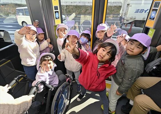 ＬＲＴに集団乗車し、愛嬌を振りまく園児たち＝１日午前９時50分、芳賀町芳賀台