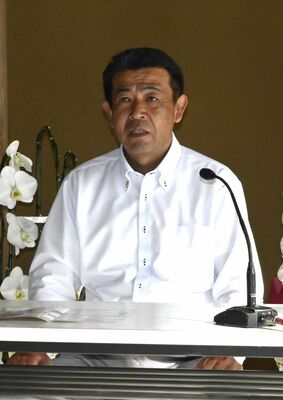 今後の町政運営などについて語る軽部氏